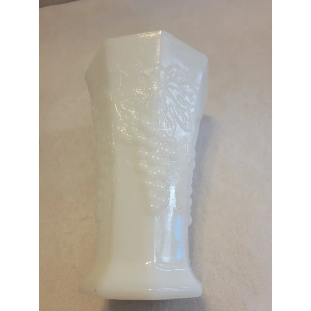 vtg White Milk Glass Vase Grape Vine‎ Anchor Hocking Pedestal Farmhouse Decor
